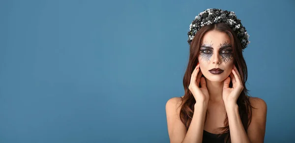 Hermosa Mujer Vestida Para Halloween Sobre Fondo Color Con Espacio — Foto de Stock