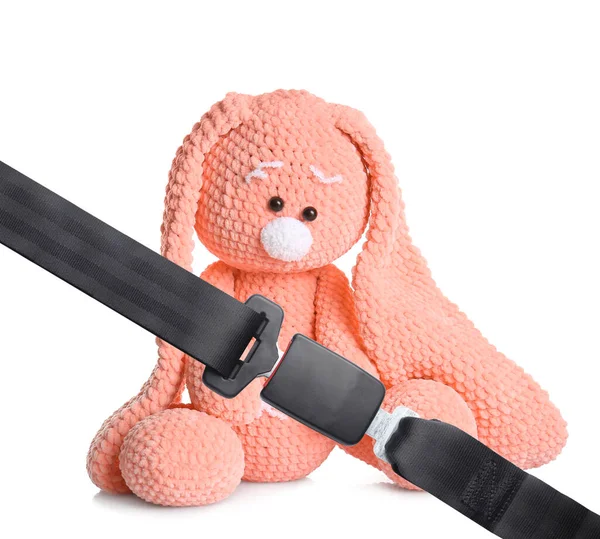 Іграшковий Кролик Автомобільний Ремінь Безпеки Білому Тлі Концепція Безпеки Дітей — стокове фото