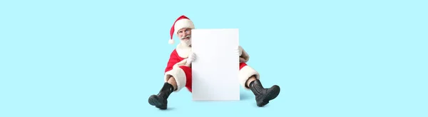 Santa Claus Con Cartel Blanco Sobre Fondo Color Con Espacio —  Fotos de Stock