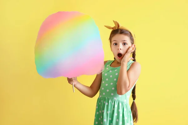 Menina Surpreendida Com Algodão Doce Fundo Cor — Fotografia de Stock