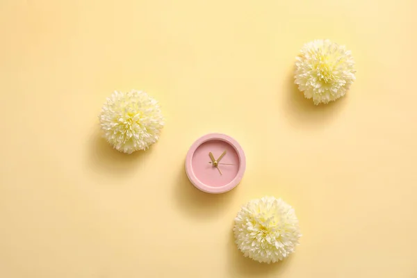 Alarm Clock Flowers Color Background — Stock Photo, Image