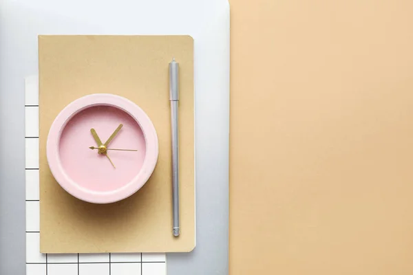 Reloj Despertador Con Suministros Oficina Portátil Fondo Color —  Fotos de Stock