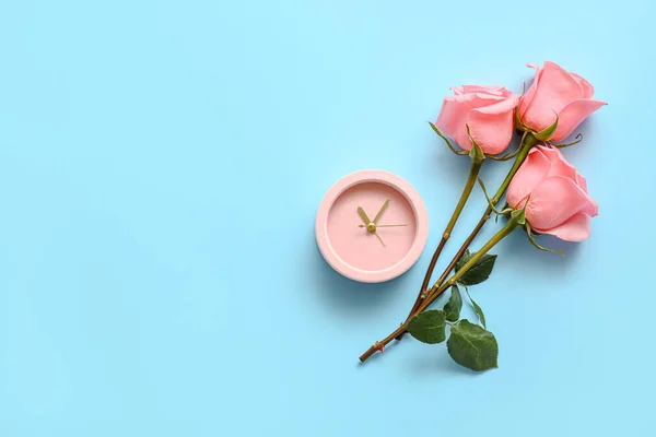 Väckarklocka Med Ros Blommor Färg Bakgrund — Stockfoto