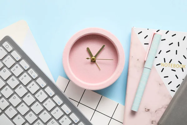 Alarm Clock Office Supplies Computer Keyboard Color Background — Stock Photo, Image