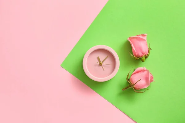 Relógio Despertador Com Flores Rosa Fundo Cor — Fotografia de Stock