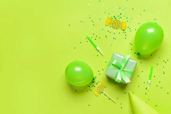 Komposition Mit Geschenkbox Luftballons Partyhut Und Konfetti Auf Farbigem Hintergrund — Stockfoto