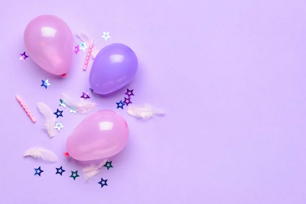 Komposition Mit Luftballons Kerzen Und Konfetti Auf Farbigem Hintergrund — Stockfoto