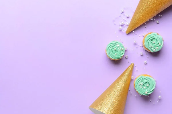 Composition Avec Savoureux Cupcakes Chapeaux Fête Sur Fond Couleur — Photo