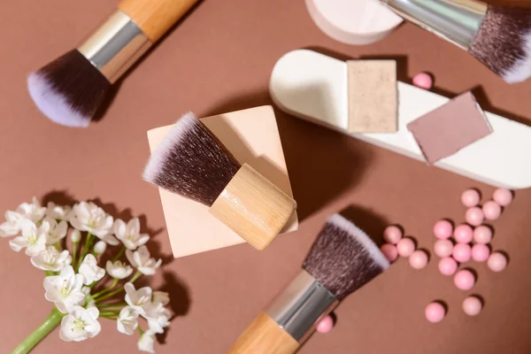 Make Borstels Met Decoratieve Cosmetica Bloemen Kleur Achtergrond — Stockfoto