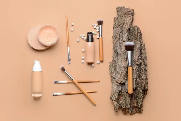 Szczotki Makijażu Dekoracyjnymi Kosmetykami Korą Drzewa Tle Koloru — Zdjęcie stockowe