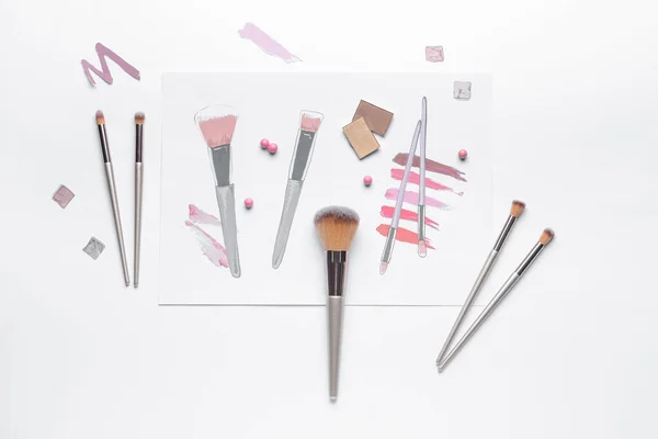 Pinceaux Maquillage Avec Cosmétiques Décoratifs Dessins Sur Fond Blanc — Photo