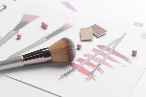 Brosse Maquillage Avec Dessins Cosmétiques Décoratifs Sur Fond Blanc — Photo
