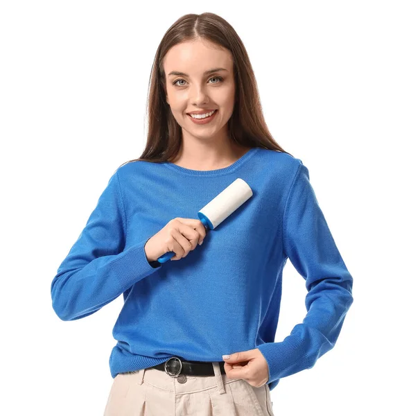 Jovem Mulher Limpando Sua Camisola Com Rolo Fiapos Fundo Branco — Fotografia de Stock
