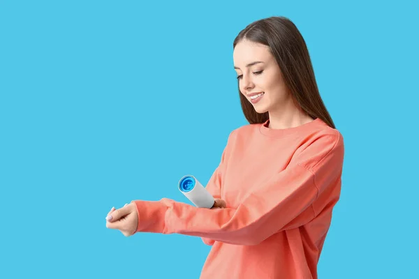 Young Woman Cleaning Her Sweatshirt Lint Roller Color Background — Stock Photo, Image