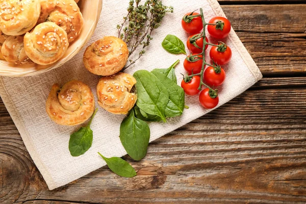 Pâtisserie Feuilletée Farcie Aux Épinards Légumes Sur Fond Bois — Photo