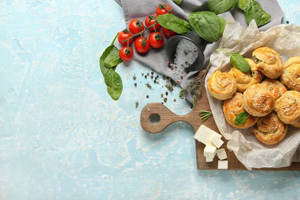 Puff Pastry Gevuld Met Spinazie Feta Kaas Groenten Kleur Achtergrond — Stockfoto