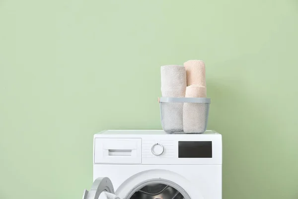 Keranjang Dengan Handuk Mesin Cuci Dekat Dinding Warna — Stok Foto