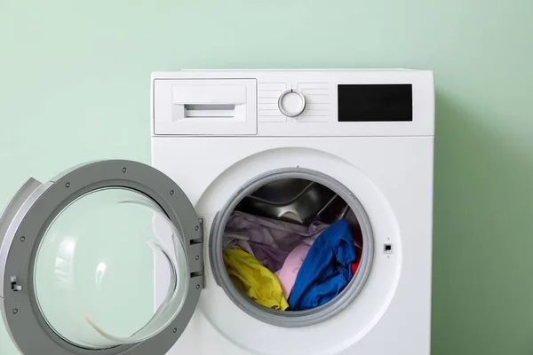 Renk Duvarına Yakın Çamaşırları Olan Modern Çamaşır Makinesi — Stok fotoğraf