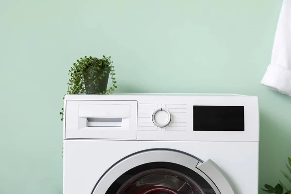 Modern Tvättmaskin Med Krukväxt Nära Färg Vägg — Stockfoto