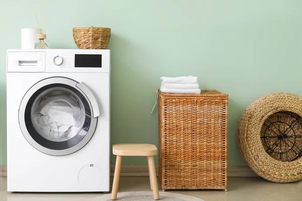 Máquina Lavar Roupa Moderna Com Lavanderia Interior Banheiro — Fotografia de Stock