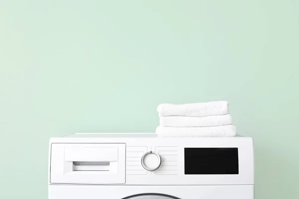 Máquina Lavar Roupa Moderna Com Toalhas Limpas Perto Parede Cor — Fotografia de Stock