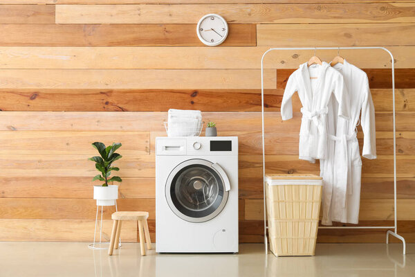 Современная стиральная машина с прачечной в салоне ванной комнаты
