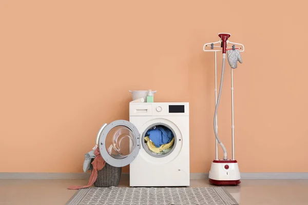 Mesin Cuci Modern Dengan Binatu Dan Kapal Uap Dekat Dinding — Stok Foto