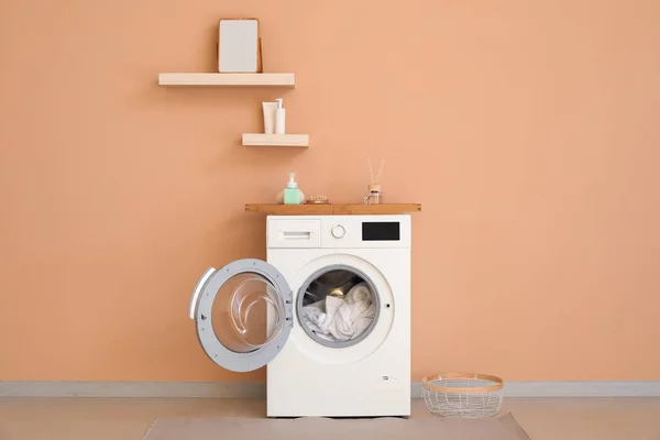 Moderne Wasmachine Met Wasruimte Buurt Van Kleur Muur — Stockfoto