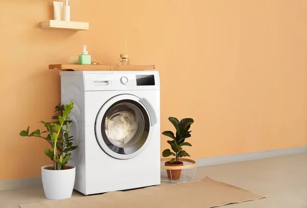 Mesin Cuci Modern Dengan Cucian Dekat Dinding Warna — Stok Foto