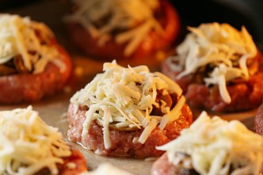 Mantarlı kıymalı et teknesi ve rendelenmiş peynir, yakın plan.