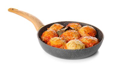 Lezzetli köfteli tava ve beyaz arka planda erimiş peynir.