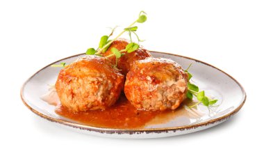 Lezzetli köfteli tabak ve beyaz arka planda erimiş peynir.