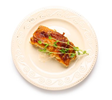 Beyaz arka planda kıymalı lezzetli güveç.