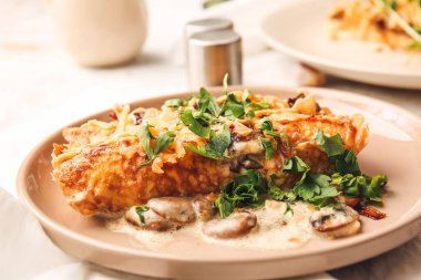 Tabakta lezzetli güveç ve kıyma var.