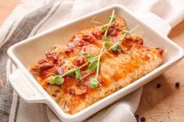 Yemek masasında kıymalı güveç ve kıyma.