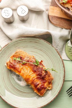 Lezzetli güveç tabağı ve rengarenk ahşap masa üzerinde kıyma.