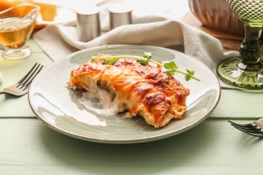 Lezzetli güveç tabağı ve rengarenk ahşap masa üzerinde kıyma.