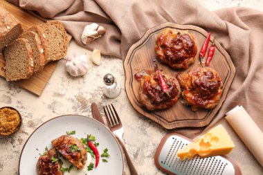 Erimiş peynirli ve malzemeli lezzetli kıymalı et tekneleri.