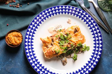 Koyu arkaplanda kıymalı lezzetli güveç tabağı.