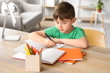 Küçük çocuk evde online çalışıyor.