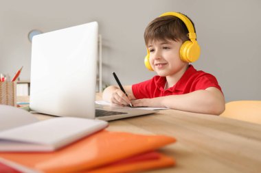 Küçük çocuk evde online çalışıyor.