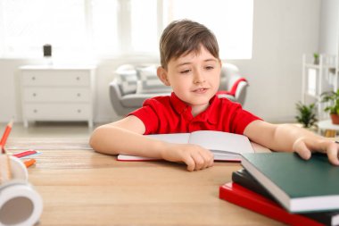 Küçük çocuk evde eğitim