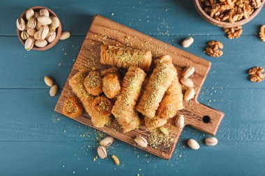 Renkli ahşap arka planda lezzetli baklavalı kompozisyon