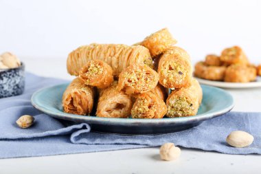 Hafif arka planda enfes baklavalı tabak.