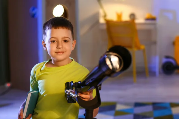 Mały Chłopiec Teleskopem Patrzący Gwiazdy Wieczorem — Zdjęcie stockowe