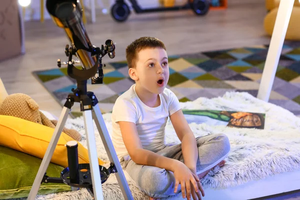 Zszokowany Chłopczyk Teleskopem Patrzący Wieczorem Gwiazdy — Zdjęcie stockowe