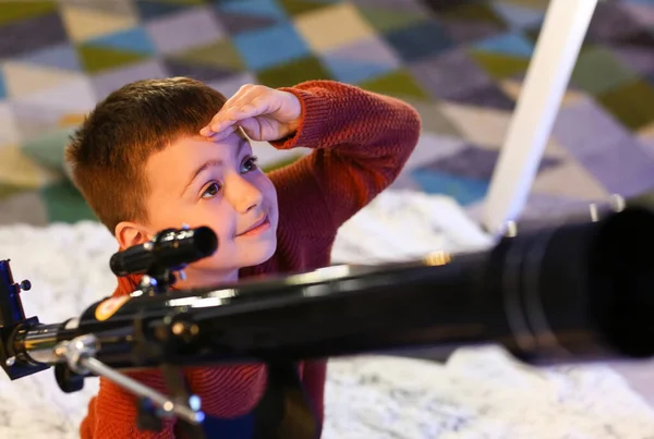 Liten Pojke Med Teleskop Tittar Stjärnor Kvällen — Stockfoto