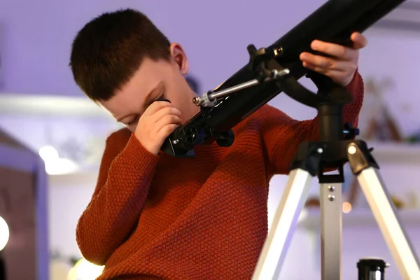 Liten Pojke Med Teleskop Tittar Stjärnor Kvällen — Stockfoto