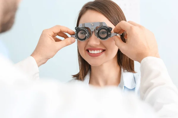 Ung Kvinna Besöker Ögonläkare Kliniken — Stockfoto