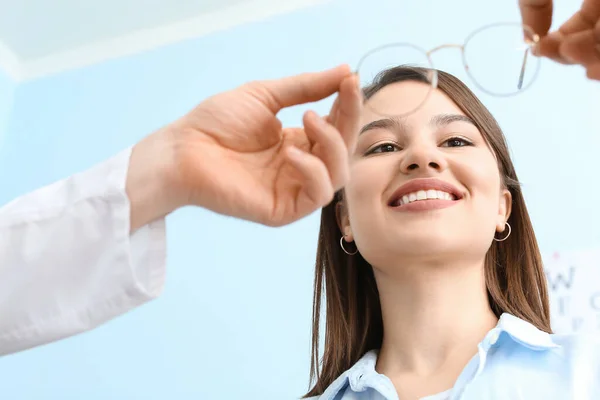 Frau Wählt Neue Brille Beim Augenarzt — Stockfoto